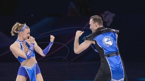 选手庆祝首枚冬奥奖牌 竟上演现实版《真人快打》?!